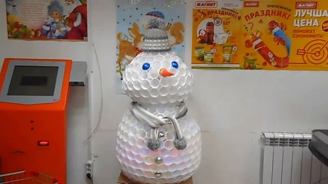 Снеговик из пластиковых стаканчиков в Магните (где почта) встречает покупателей. смотреть онлайн