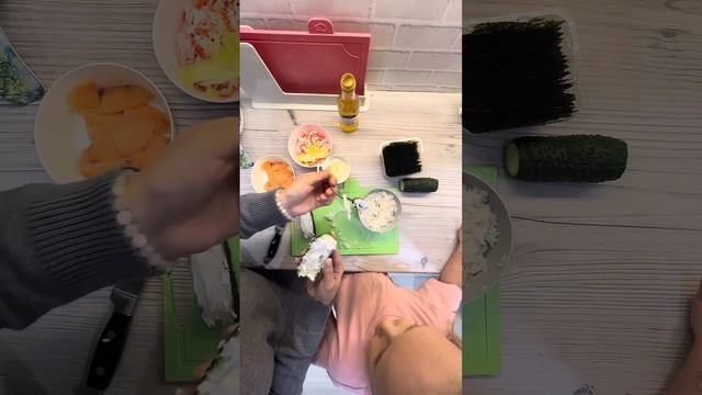 Готовим с мамой ролл из огурца ? #top #тренды #готовимдома #роллыдома смотреть онлайн
