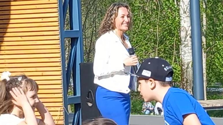 Концерт в сквере по Олонецкому проезду. Выступление Ирины Рысь. Первая часть.