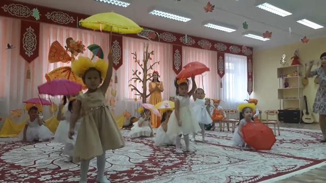 ТАНЕЦ 3 Х ЛЕТНИХ ДЕВОЧЕК. ЗОЛОТАЯ ОСЕНЬ смотреть онлайн