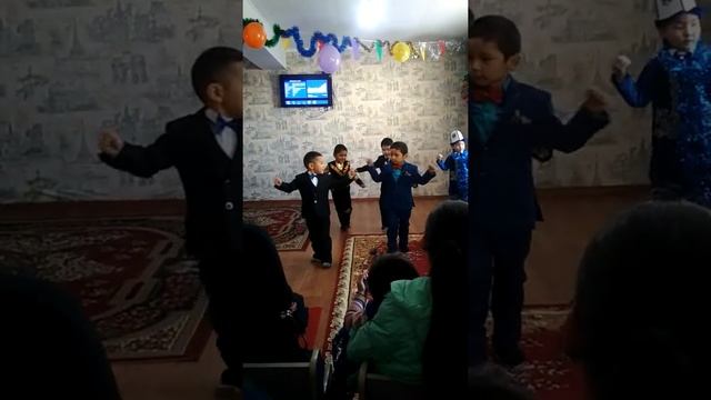 Танцы парней утренник смотреть онлайн