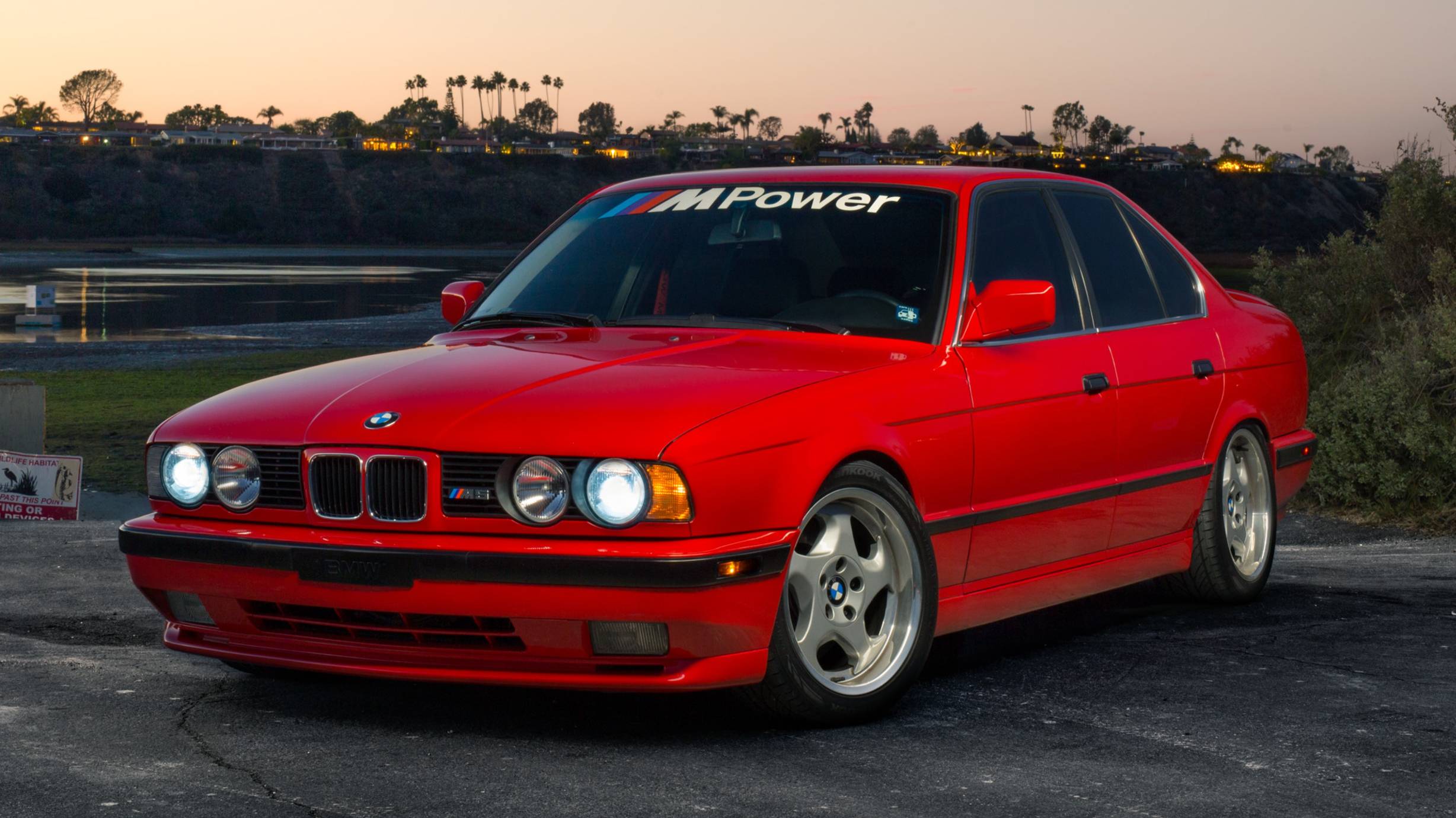 ОБЗОР: E34 BMW M540i - Легенда в красном.