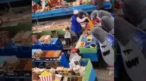 Голуби атакуют продавщицу мем