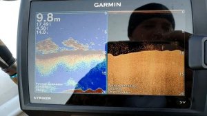Эхолот Garmin STRIKER 7sv показывает косяк рыбы. YM fishing