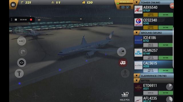 посадка самолёта Боинг 757-200 авиакомпании  Iceland Air и взлёта самолёта Boeing 737-700