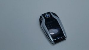 Ремонт чип ключа зажигания БМВ Х7 после попадания влаги. Замена аккумулятора автоключа.