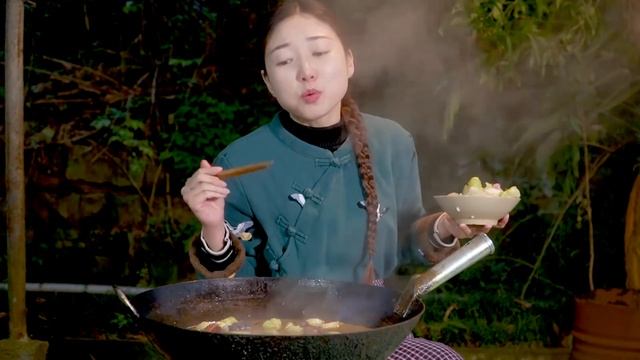 嫂子給了塊臘排骨，小雨做個“臘排骨火鍋”，直接手抓著啃，過癮！ 【市民朱小雨】