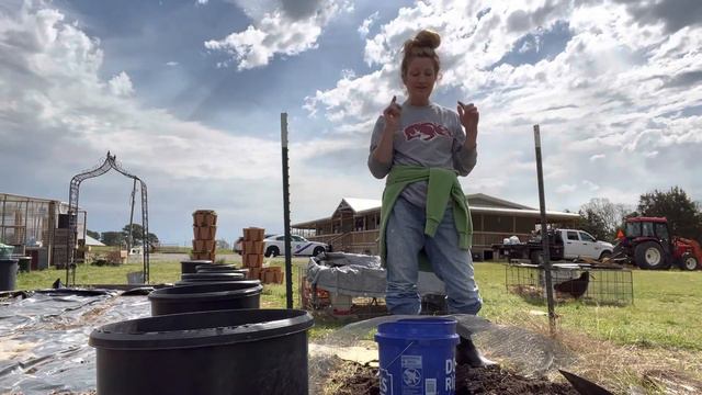Planting gladiolus & monkey 🙈 grass/ Rockin G Farm смотреть онлайн