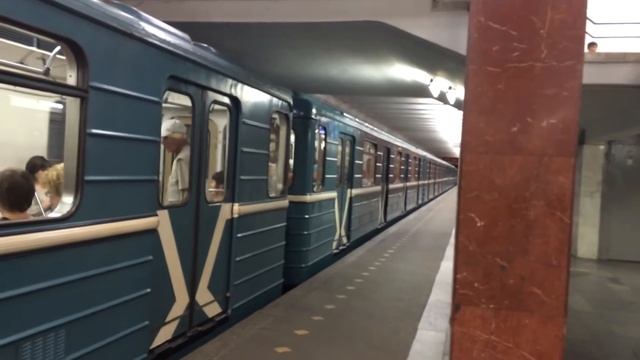 Метропоезда 81-717, 81-720 на станции Каширская смотреть онлайн