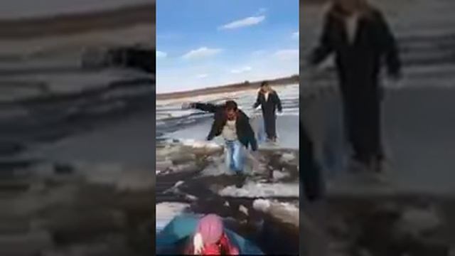 Якутия. Отчаянная семья переходит реку во время ледохода (видео, маты +18) смотреть онлайн