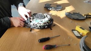 Робот пилосос Samsung SR 8895. Порушений, не адекватний рух.