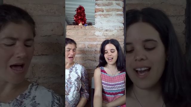 Las chicas Natalia Aguirre y Paola Medina interpretan "Alabanzas al Rey" смотреть онлайн