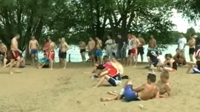 На Борковском карьере проходит турнир по пляжной борьбе смотреть онлайн