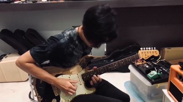 Fender john mayer black1 mb in private room guitars смотреть онлайн