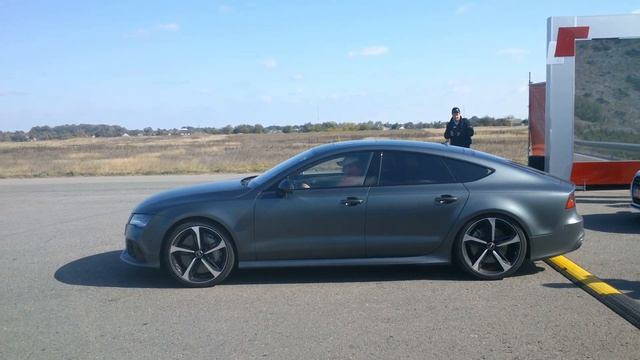 Audi RS7 560 л.с. звук выхлопа, ускорение, Два хрюка на третий не видно. смотреть онлайн
