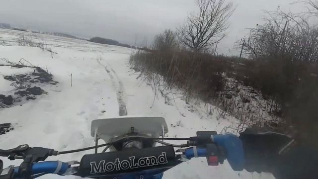 КАТАЮСЬ НА ПИТБАЙКЕ ЗИМОЙ ПО ПОЛЮ|БУКСУЕТ НА КАЖДОМ МЕТРЕ смотреть онлайн