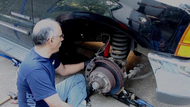 Replacing the Front Shocks on a 2000 Ford F250 смотреть онлайн