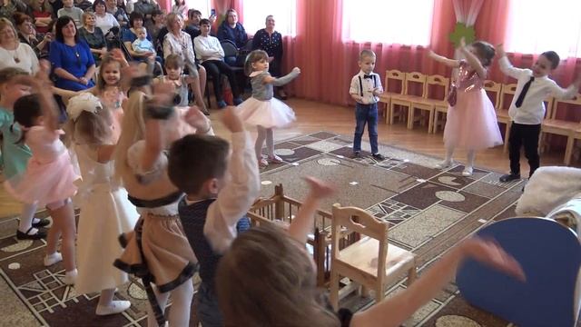"Уборка" танец-игра на утреннике 8 марта (дети 4-5 лет, 5 гр.) смотреть онлайн