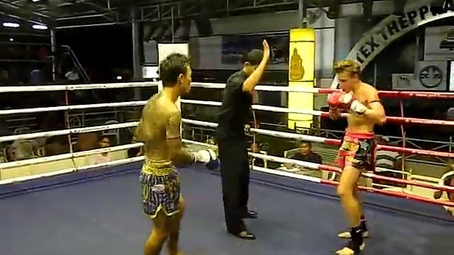 Папа снимает бой сына в Таиланде  коменты отца бесценны!