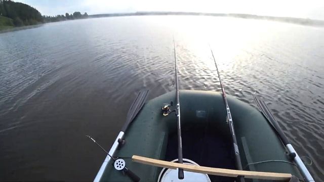 С ЛОДКИ НА ЗИМНИЕ И ЛЕТНИЕ УДОЧКИ! РЫБАЛКА НА ФИДЕР С БЕРЕГА! ТУМАННОЕ УТРО! КАПРИЗНАЯ РЫБА! смотреть онлайн