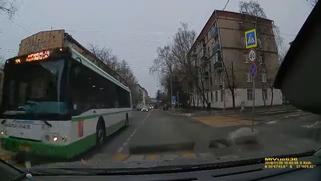 2018 11 Парень идет через дорогу с винтовкой смотреть онлайн