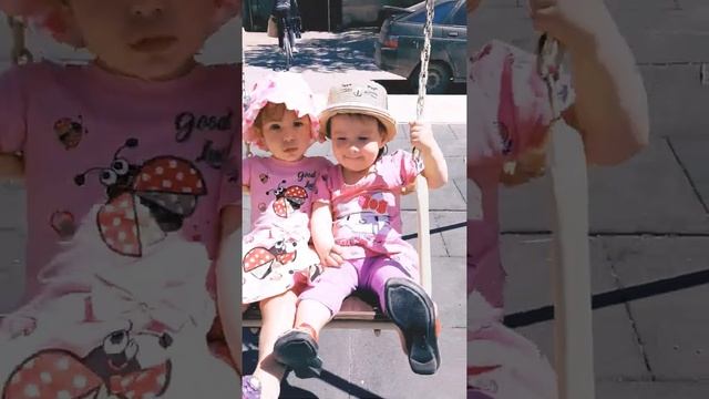 дети катаются на качелях смотреть онлайн