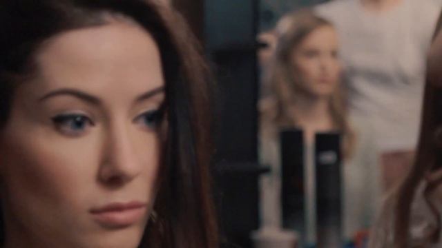 Как работают стилисты с моделями (за кулисами показа) смотреть онлайн