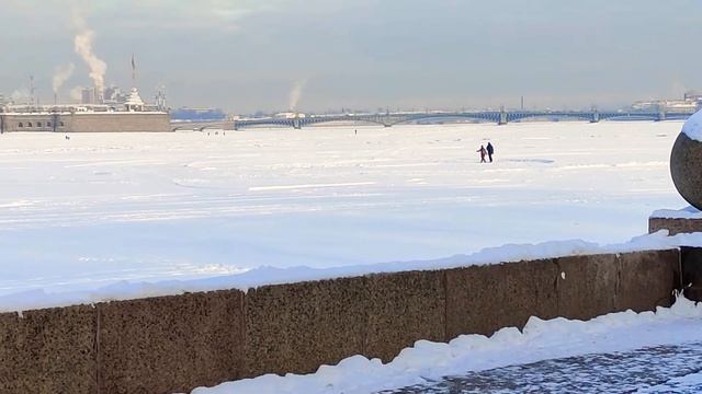 От Стрелки Васильевского острова до пляжа Петропавловской крепости по прямой зимой идти короче... смотреть онлайн