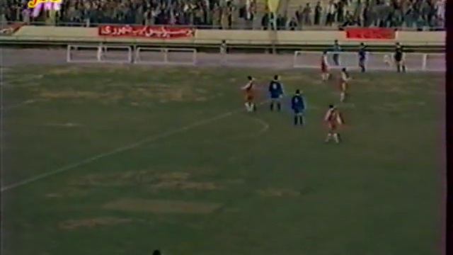 گل زیبای احمد رضا عابدزاده از وسط زمین به استقلال اهواز و اعلام آفساید توسط کمک داور!!!!! (سال 75) смотреть онлайн