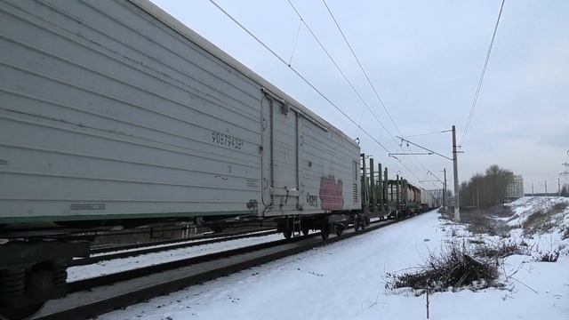 ВЛ10-1868 с грузовым поездом и беззвучным тифоном смотреть онлайн