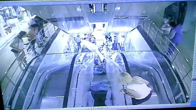 Ушел красиво с эскалатора. смотреть онлайн