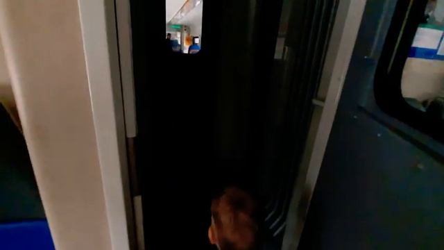 Поезда видео для детей. Мальчик едет на поезде видео. Катаемся на электричках. смотреть онлайн