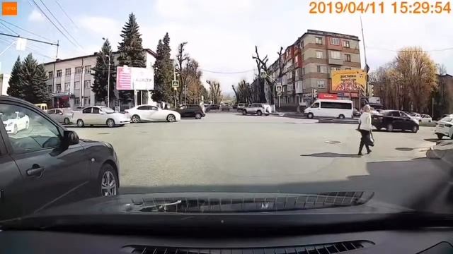 КАК [нужно] ПЕШЕХОДУ ПЕРЕХОДИТЬ ОЖИВЛЕННЫЙ ПЕРЕКРЁСТОК НА ЗЕБРЕ смотреть онлайн