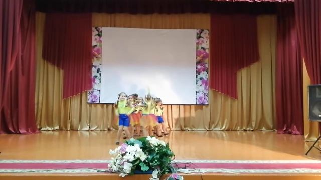 Танцевальный коллектив "Вдохновение". танец " В каждом маленьком ребенке" смотреть онлайн