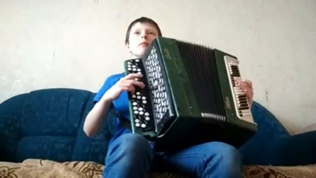 Играю на баяне. Пьесы: Жаворонок, Маленькой ёлочке холодно зимой. смотреть онлайн