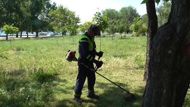 Так косят траву с помощью триммера смотреть онлайн