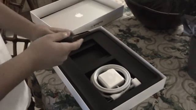 Macbook Air (What Is In The Box) (Late 2011 13