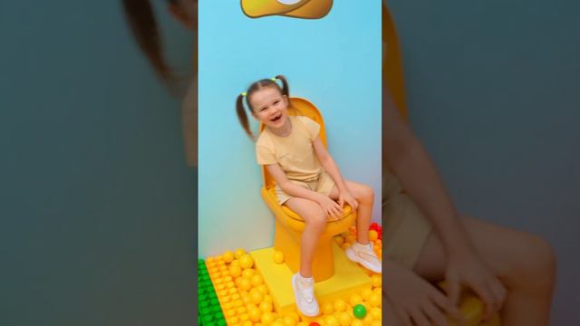 Kids playing toilet challenge 🔮🚽🧻🎊 смотреть онлайн