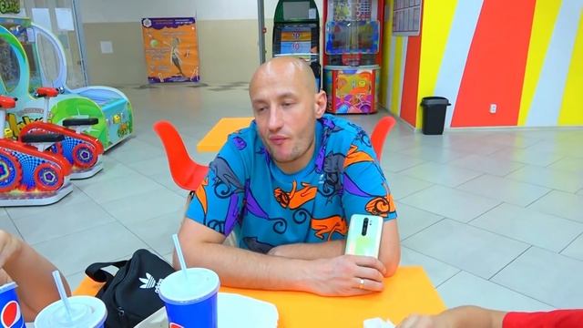 САЛЬТО на БАТУТАХ. БУРГЕРЫ. ПОКУПКИ К ШКОЛЕ. смотреть онлайн