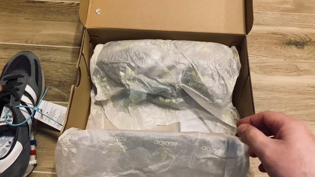 Unpacking Adidas LA TRAINER OG AQ4928 EU43 смотреть онлайн