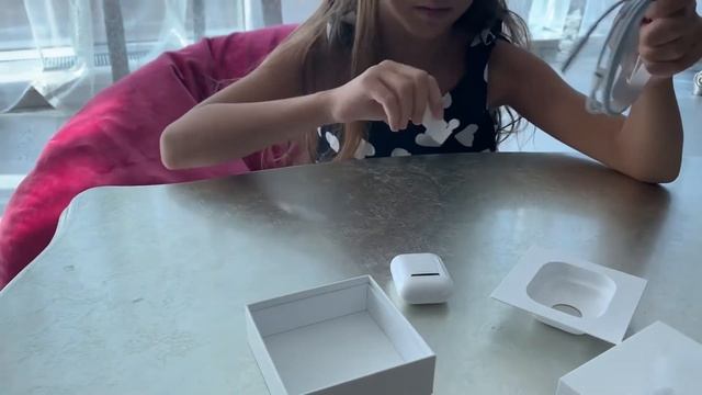 Elizabeth queen подарили наушники APPLE AirPods смотреть онлайн