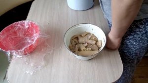 Свиные шкурки под прессом.