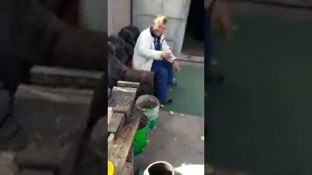 ЖЕСТЬ.мужик выпил ферри и моторное масло смотреть онлайн