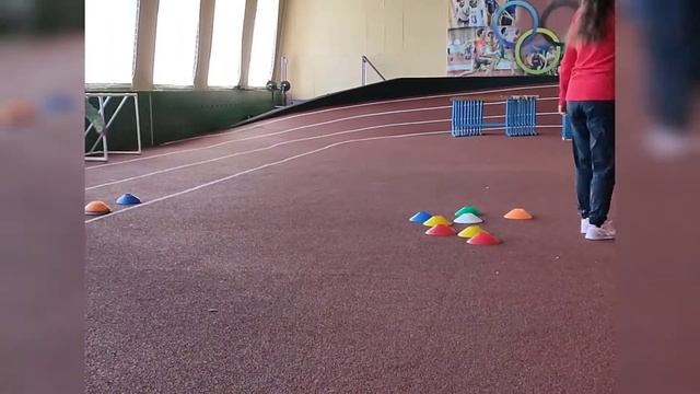 Подвижная игра с фишками и скакалкой смотреть онлайн