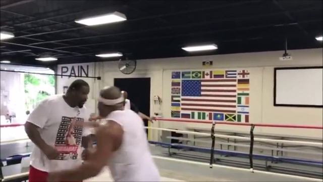 Shannon Briggs and Riddick Bowe Shadow Boxing смотреть онлайн