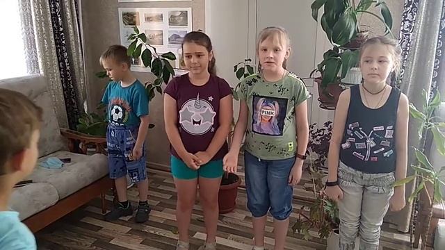 Стихи "Что такое семья?" читает театральная студия "Фантазёры". смотреть онлайн