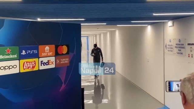 Napoli Ajax, Kvaratskhelia show: esce dallo stadio e viene accolto così ? смотреть онлайн