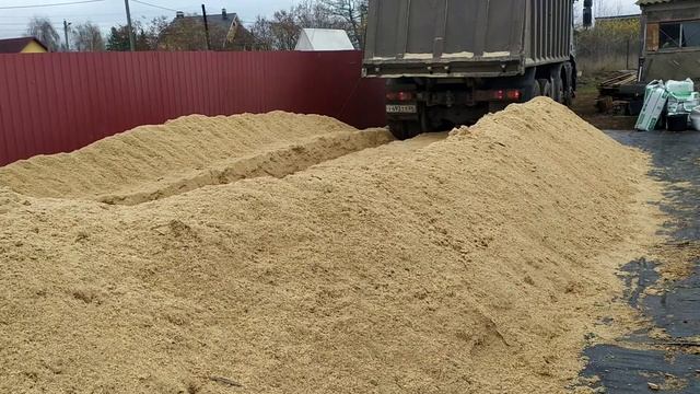 Привезли опилки. Не завалить бы забор соседям. Я так боюсь больших машин!!!!