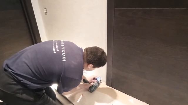 Установка алюминиевого плинтуса с подсветкой. смотреть онлайн