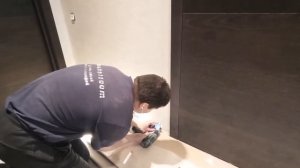 Установка алюминиевого плинтуса с подсветкой.